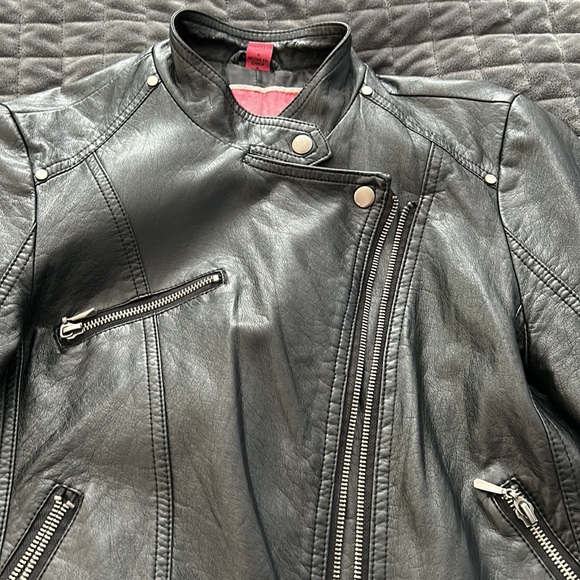 Black leather jacket, barely worn, small scuff in the back (shown in photo) - Picture 2 of 4